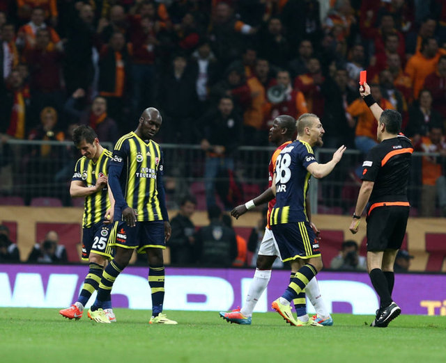 EMRE BELÖZOĞLU - Fenerbahçe'nin tecrübeli kaptanı Emre Belözoğlu, Akhisar Belediyespor maçındaki hareketleriyle yine tepki topladı...  -