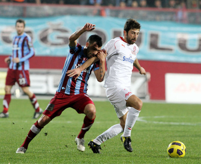 Trabzon'un kazandığı Bursaspor maçı sonrası taraftarlara 3'lü çektirdi. Şenol Güneş, "Cenaze evinde düğün olmaz. Hayatımız Engin Baytar'ı uyarmakla geçiyor" dedi.