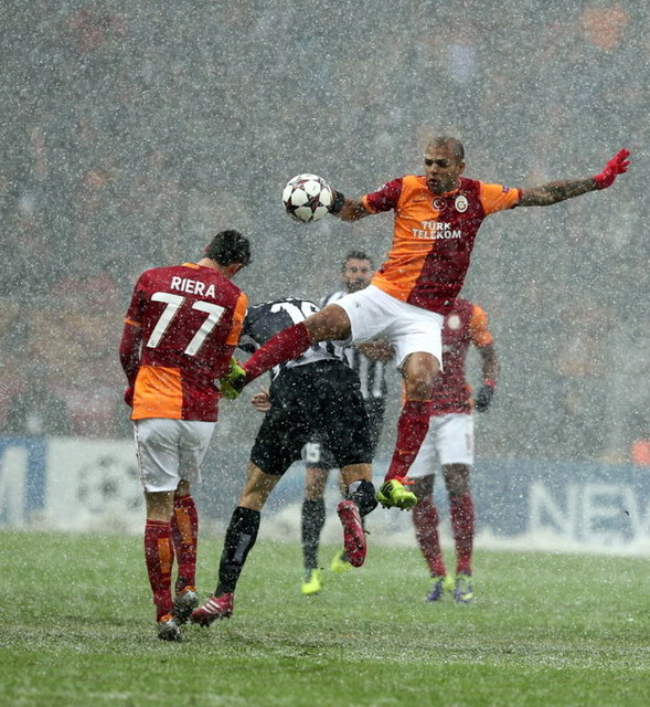 Felipe Melo antrenmanda İspanyol Riera ile kapıştı. Bu olaydan sonra Riera'nın gözü morarmıştı. İkili sonraki süreçte ise barışıp aradaki buzları eritti