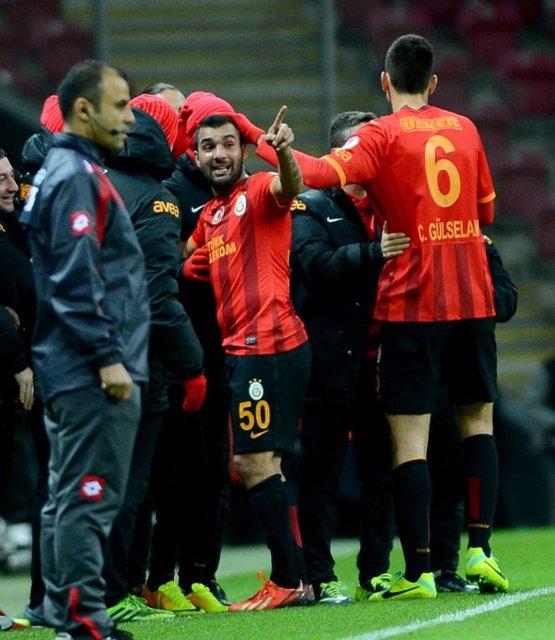 Eskişehir'de oynarken, Beşiktaş maçında takım arkadaşı Youla ile saha içinde tartıştı. Rıza Çalımbay tarafından hemen oyundan alındı, kadro dışı bırakıldı.