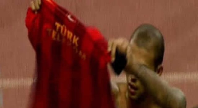 Beşiktaş Galatasaray maçında "daha önceden hazırlanmış ve organize edilmiş bir olayın" altına oldun atan Melo, maç sonrasında Beşiktaş tribünlerine kadar gelip formasını açması, futbolcunun kavgacı ve kışkırtıcı kimliğini ön plana çıkarmıştı.