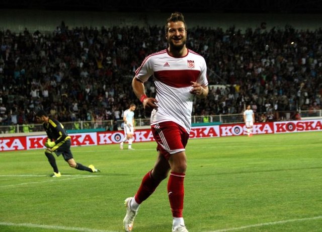 BATUHAN KARADENİZ'İN VUKUATLARI - Beşiktaş'ta Ertuğrul Sağlam döneminde, Fener derbisinde bomboş durumdaki Higuain'e pas vermedi, nedenini ise "Kral yapmayacaksın, kral olacaksın" şeklinde açıkladı.