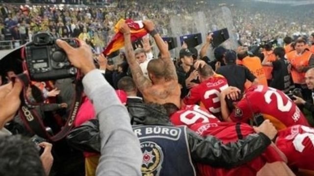 Galatasaray'ın Fenerbahçe ile deplasmanda karşılaştığı ve 2-1 mağlup olmasına rağmen şampiyonluk yaşadığı maç sonrasında Felipe Melo'nun yaptığı hareketler sarı-lacivertli taraftarları kızdırmıştı.