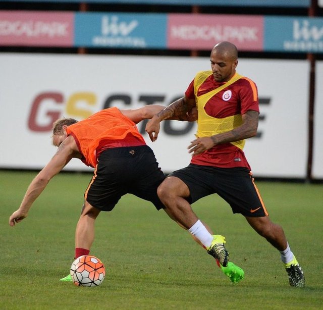 Felipe Melo Türkiye'de ilk direkt kırmızı kartını 2012-13 sezonunun 19. haftasında Beşiktaş karşısında gördü. Oğuzhan'a tükürdüğü gerekçesiyle oyundan atılan Felipe Melo 4 maç ceza aldı.