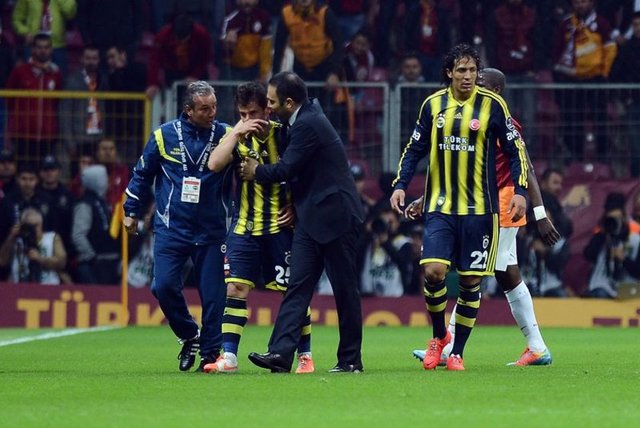 Maçın 61. dakikasında hakem Ali Palabıyık'ın kendisine sarı kart göstermesinin ardından sinirlenen Emre'nin, ekranlara yansıyan görüntülerde, el-kol hareketleri ile birlikte Palabıyık'a karşı bazı küfürler kullanması yadırgandı.