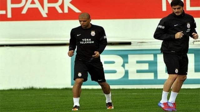 Fatih Terim döneminde, hem de şampiyonluğa gidilen bir yolda Riera ile ettiği ağır kavgayla bir anda eleştiri oklarını üzerinde toplayan Melo, "Terim'in kadro dışı bıraktığı futbolcu olarak" etiketlenmişti.