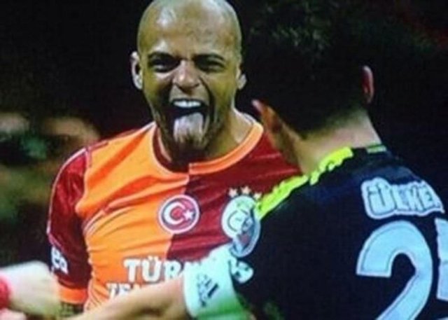 Emre Belözoğlu, Melo'ya yaptığı faulün ardından ikinci sarı karttan kırmızı kart ile oyundan atıldı. Melo, Emre'nin atılmasının ardından ilk önce dilini çıkardı ardından 'dışarı' şeklinde bir işaret yaptı.