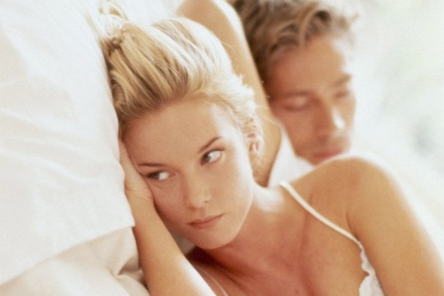 Özellikle, menopoz ve öncesi-sonrası oluşan hormonsal değişim, vulvada ve vajende atrofi, vajinanın salgılarında azalma ve sonuçta vajinada kuruluğa ve hatta ilişki sırasında ağrıya neden olur.