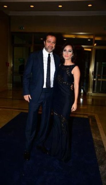 Özel jetiyle Mikonos'a giden Bilgili'nin yanındaki kumral güzelin isminin ise 'Zeynep Gedik' olduğu öğrenildi. Ünlü iş adamına ait özel jetle Yunanistan'a giden Bilgili ile Gedik, 2 gün sonra İstanbul'a döndü.