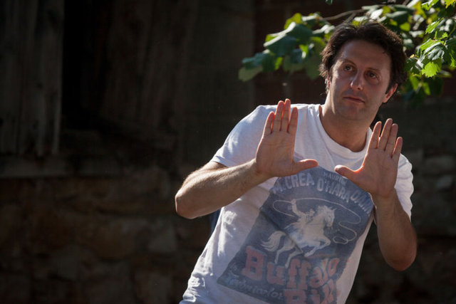 İlker Ayrık eşiyle ilgili röportaj yapmaktan kaçınarak "Durduk yere eşimin deşifre olmasını istemiyorum. Ben başkasının eşlerini merak etmiyorum" dedi. Ünlü oyuncunun bu demeci eşini merak konusu yaptı. İşte Ayrık'ın eşi...