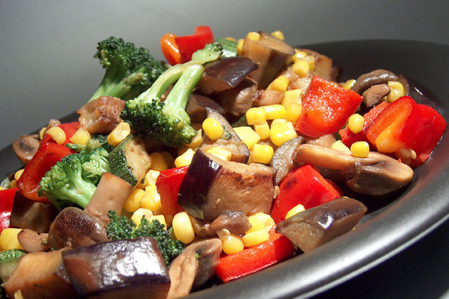 18- Porsiyon kontrolü üzerine çalışın. Televizyon karşısında yemek yiyorsanız, işyerinde ayakta atıştırıyorsanız, sokakta yiyorsanız ihtiyacınızdan fazla yiyor olabilirisiniz.