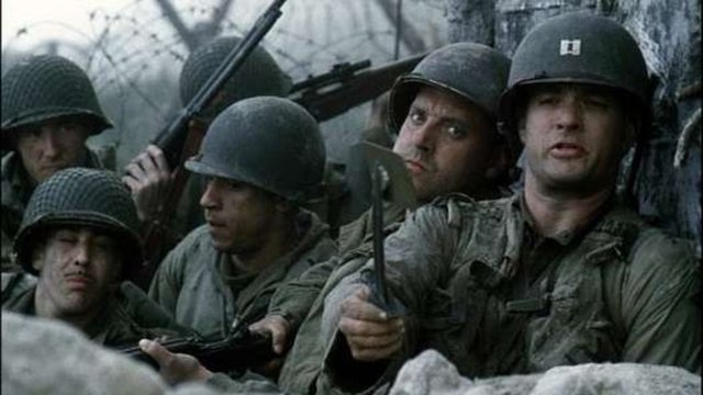 Steven Spielberg'ün yönettiği 'Er Ryan'ı Kurtarmak' filmi öncesinde Ton Hanks ve beraberindeki 10 kişilik oyuncu ekibi de emekli bir çavuş gözetiminde kampa girip askeri eğitim almışlardı.