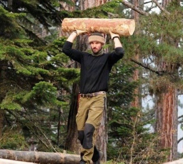 Doğa sporları uzmanı Serdar Kılıç Kampa girenlere zorlu bir program uyguluyor.