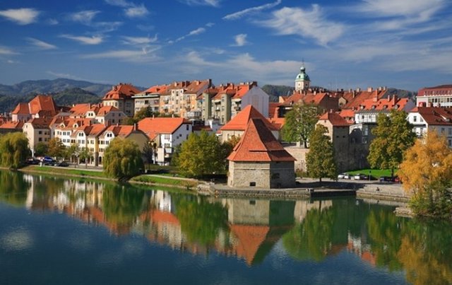 10 Slovenya Kişi başına yıllık asgari ücret: 15.677 dolar