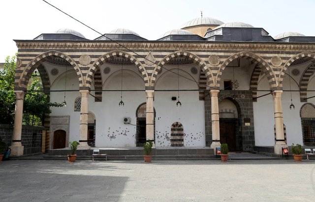TARİHİ CAMİYE ATEŞ AÇILMIŞ