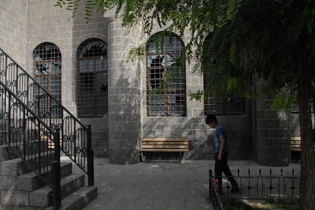 Açılan ateş sonucu da caminin kapı, duvar ve camlarının zarar gördüğü belirlendi. -