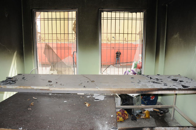 İŞ YERLERİ VE EVLER ZARAR GÖRDÜ -  - Olaylarda zırhlı polis aracına teröristlerce atılan roketatar isabet etti, bir iş yeri çıkan yangında kullanılamaz hale geldi.