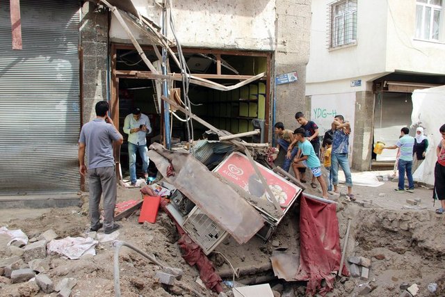 SALDIRIDAN DOLABA SAKLANARAK KURTULMUŞLAR -  - Fatihpaşa Mahallesi'nde yaşayan iki kız kardeşin evi saldırılarda büyük zarar gördü.