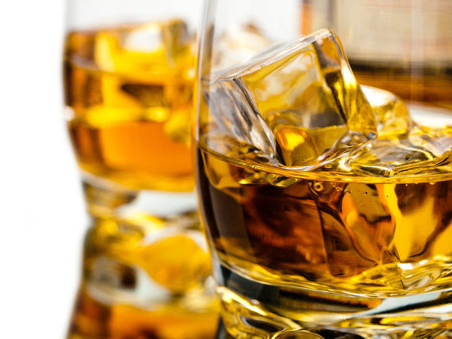 ALKOL ALMAMAK YA DA MİKTARINI SINIRLAMAK - - "Alkol ağız, boğaz, gırtlak, yemek borusu, karaciğer, kalın bağırsak, pankreas ve meme kanserinin bilinen sebeplerindendir. Özellikle sigara ile beraber alkol almak kanser riskini oldukça artırmaktadır."