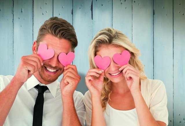 Hassas ve kırılgan: - Kadın kalbi deyince hep aklımıza hassaslık ve kırılganlık gelir. Bu bilimsel olarak da kanıtlanmış bir gerçek. Üstelik kadınlarda kalbin damarları daha ince, daha hassas ve büzüşmeye daha meyilli. Boyut olarak da birbirlerinden farklı.