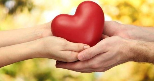 Tipik olmayan şikayetlere yol açıyor: Kadın kalbindeki hastalık sıklıkla tipik olmayan bulgular verir. Erkeklerde göğüs ağrısı ön planda iken, kadınlarda nefes darlığı, halsizlik, yorgunluk, şişkinlik hissi ön plana çıkabilir.