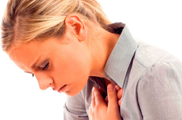 Damarları daha hassas:  - Kadınlarda kalbin damarları daha hassas, büzüşmeye daha meyilli. İnce damarlarda gelişen geçici büzüşmeler tanısı zorlukla konulan kalp kaynaklı göğüs ağrılarına neden olur.  -