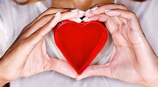 Daha çok atıyor: Kadınların kalbi erkeklere göre daha çok atar. Örneğin günlük ortalama kalp hızı erkeklerde 70-72 iken, kadınlarda 78-82 arasında seyreder. Bu da çarpıntı ve nefes darlığı şikayetlerinin kadınlarda daha çok gözlenmesine yol açar.  -