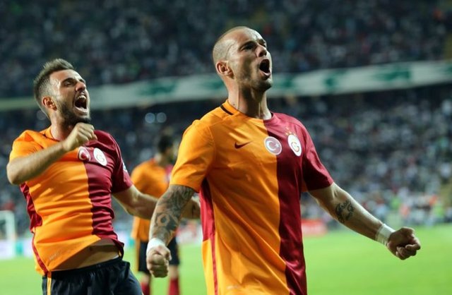 Wesley Sneijder - 84