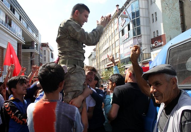 Erzurum - Bu sırada araçlarıyla yoldan geçen vatandaşlar, korna çalıp Türk bayrağı salladı.