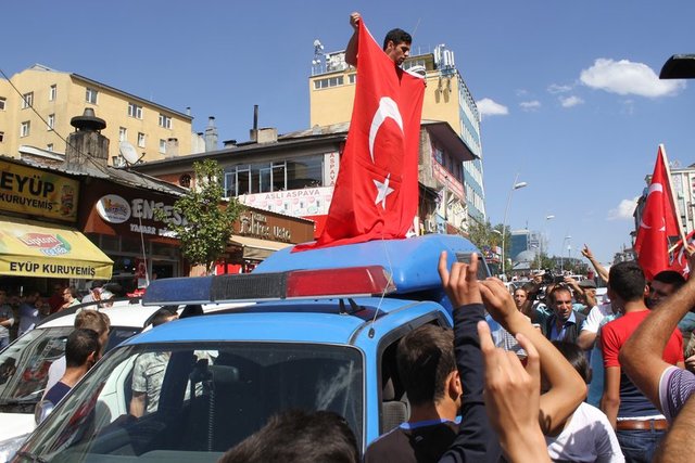 Erzurum - Erzurum'da vatandaşlar, Hakkari ve Iğdır'daki terör saldırılarını protesto etti. Lalapaşa Kent Meydanı'nda toplanan çok sayıda vatandaş, yoldan geçen jandarma aracını durdurarak askerleri omuzlara alıp, asker ve polis lehine slogan attı.