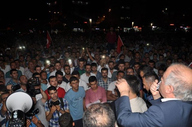 Kırşehir - Kırşehir'de bir grup gösterici tarafından 4 işyeri yakıldı. İftaiye yangınları güçlükle söndürdü.