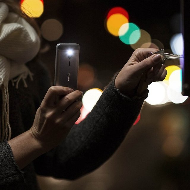 23 saate kadar telefon görüşmesi yapma imkanı sağlayan bu ikilide Nokia Series 30+ işletim sistemi çalışıyor ve her iki telefonda da Bluetooth bağlantısı mevcut.