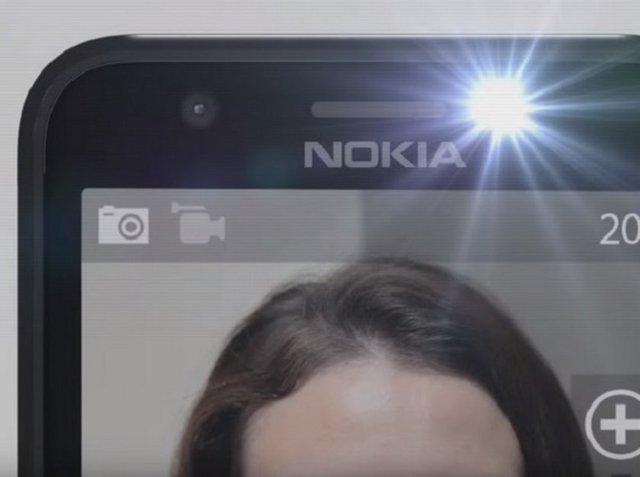 İki model de 2 megapiksel arka ve 2 megapiksel ön kameralara sahip. Arka kameranın entegre flaşı da bulunuyor.