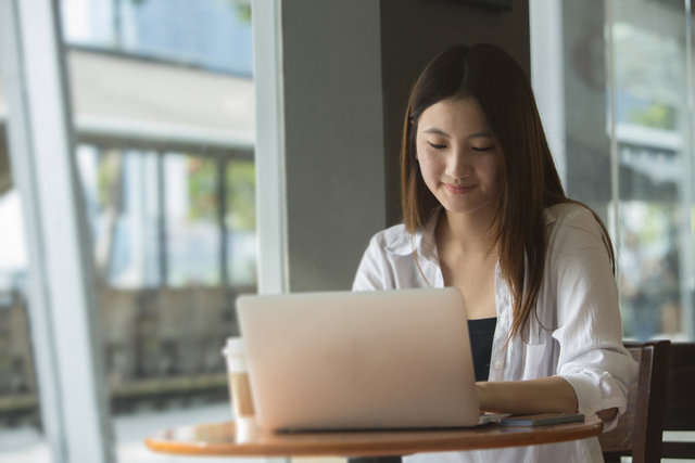 Web siteleri aracılığıyla toplumsal veya siyasal konular ile ilgili görüşleri okuma veya paylaşma  - KADIN:19.7 -