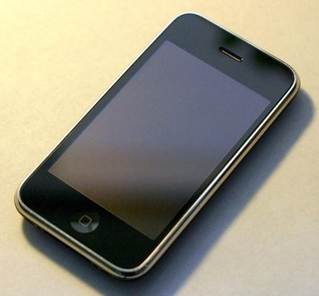 iPhone 3G daha mağazalarda satışa sunulmadan internetteki satışlarda tamamen tükenmişti. Apple dahi yeni iPhone'a bu denli bir ilgi beklemiyordu. -