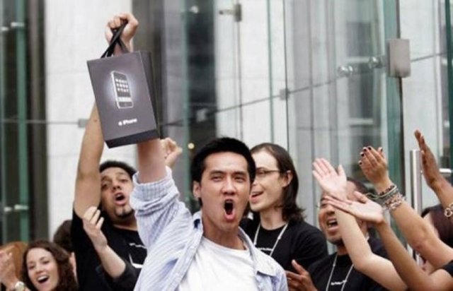 Apple'ın mağazası önünde uzun kuyruklar oluştu. 2007 yılındaki bu kalabalık büyük ses getirmişti. -