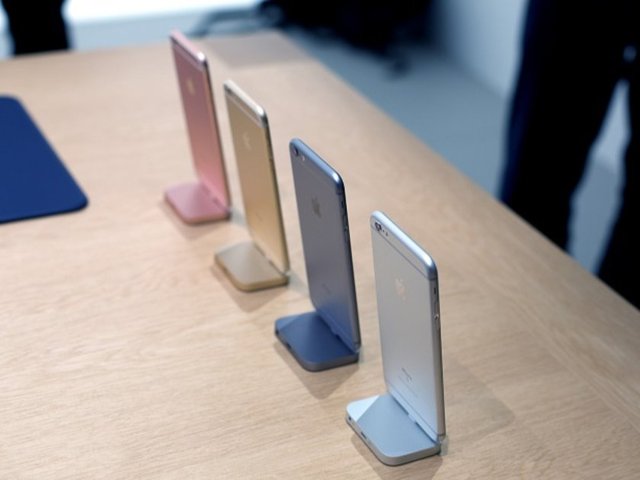 iPhone SE piyasaya altın, gümüş ve uzay grisi renkleri ile sürülecek. 6 ile popüler olan rose altın seçeneğini ise henüz kesin değil.