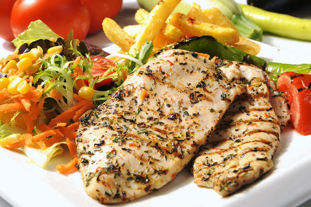 Bir öğün sebze, diğer öğün mutlaka haşlama ya da ızgara tavuk, balık, köfte tüketin.  -