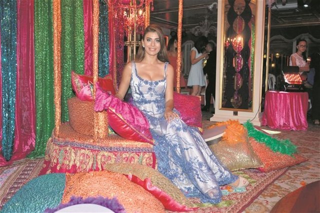 16 Eylül'de futbolcu Alpaslan Öztürk'le evlenecek olan Ebru Şancı Fuat Paşa Yalısı'nda kına gecesi düzenledi.