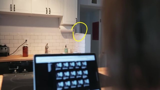 Görüş açısında olması iyi bir düşünce olur. Evinizde en uzak mesafeyi gördüğünüz ve en fazla sayıda odayı gördüğünüz yer muhtemelen modeminizi koyabileceğiniz en iyi konumdur.