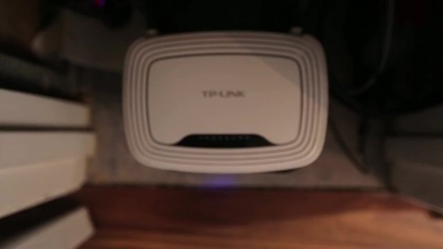 Aynı zamanda modeminizi, yerden yukarı koymanız isteyeceğiniz bir şey olur. Çünkü sinyaller yerde kullanılan bazı materyallerin içinden geçmez.