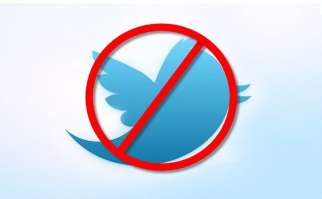 6. Engellemekten kaçınma: Engelleme işleviyle bir hesabın Twitter'da seni takip etmesini veya görmesini önleyebilirsin. Bir hesabı engellediğinde, hesabın Tweetlerini göremezsin, hesap da seni takip edemez veya Tweetlerini göremez (hesap çıkış yapmadıkça). Bir kişiyi engellediğinde, senden bahsetmeyi sürdürse bile onu tamamen dışarıda bırakmış olursun.