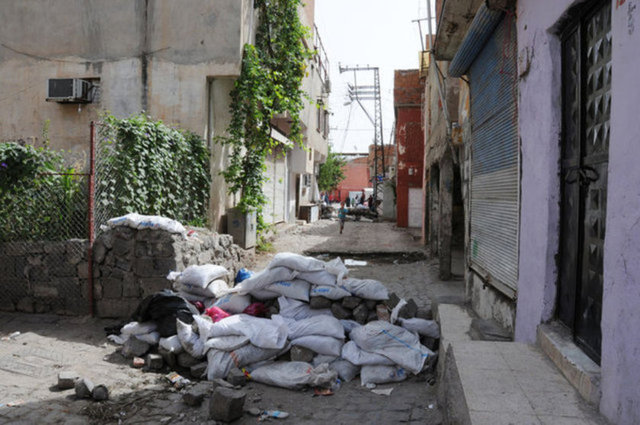 İlçede konteynerlerin devrilmesi ve barikat kurmak için kullanılması nedeniyle çöpler sokaklara saçılırken, ara sokaklarda kazılan hendekler ve kum torbaları ve çöp konteynerlerinden kurulan barikatlar nedeniyle vatandaşlar mağdur oldu.