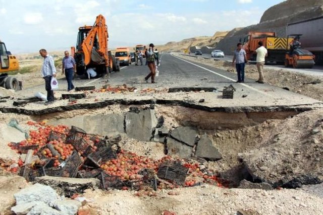 Batman-Kozluk karayolu üzerindeki Dövecik Köyü yakınlarında PKK'lıların yola tuzakladığı bombayı polis zırhlı aracının geçişi sırasında patlattığı ve polis memuru Nedim Erbay'ın şehit olduğu, 1 kişinin de öldüğü saldırının izleri bugün ortaya çıktı.