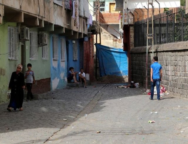 İlçede kurulan barikatların kaldırılması, kazılan hendeklerin kapatılması için operasyon düzenleyen güvenlik güçleri ve teröristler arasında çıkan çatışmalarda bazı evlerde büyük hasar oluştu.