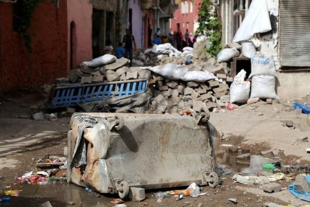 Kimi esnaf da bir gün boyunca süren çatışmalardan iş yerinin de zarara uğradığını görünce şaşkınlık yaşadı.