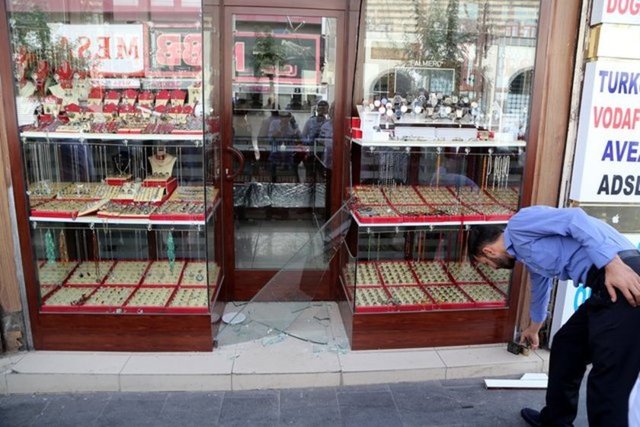 Yaşlı olduklarından dolayı korkudan dizlerinin tutmadığını anlatan kardeşlerden biri, "Birçok noktadan evimize kurşun isabet ediyordu. Kurşunlardan korunmak için kardeşimle evin koridorunda bulunan dolabın içine saklandık" dedi. (AA)