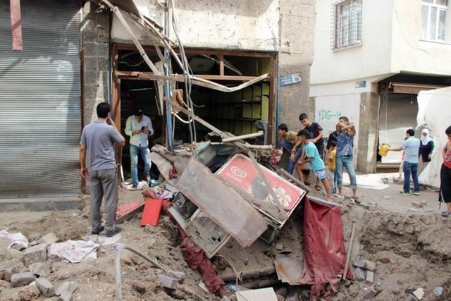SALDIRIDAN DOLABA SAKLANARAK KURTULMUŞLAR Fatihpaşa Mahallesi'nde yaşayan iki kız kardeşin evi saldırılarda büyük zarar gördü.