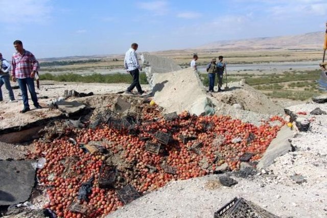 Şiddetli patlama ardından karayolunda 3 metre derinliğinde çukur oluştu. Çukur, sürücüsü Hamdul Engin'in öldüğü kamyonette bulunan domateslerle dolduğu görüldü.