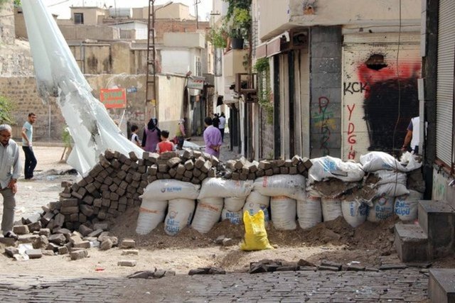 Teröristlerce bazı sokaklarda kazılan hendeklerin arkasına çarşaf ve branda asması dikkat çekti.